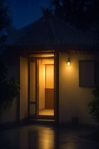 短剧《深夜密室》封面，悬疑惊悚题材，暗色调密室场景，营造紧张氛围